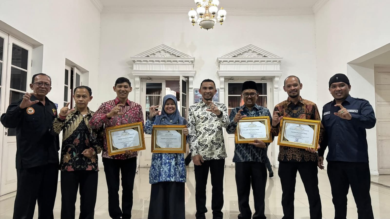 Wawako Allex poto bareng jajarannya usai terima penghargaan